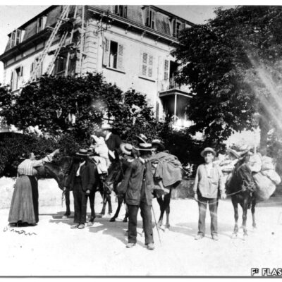 Départ pour les Mayens-de-Sion depuis l’hôtel de la Gare, vers 1909, Archives de la Ville de Sion