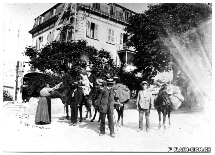Départ pour les Mayens-de-Sion depuis l’hôtel de la Gare, vers 1909, Archives de la Ville de Sion