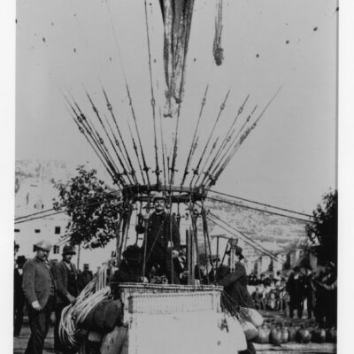 Le cercle de charge s’élève en l’air et les sacs de sable sont décrochés du filet et en partie utilisés pour lester la nacelle. Dans la nacelle, on distingue Edouard Spelterini, 1898 © Adrien Mercier fils, reproduction Archives de la Ville de Sion