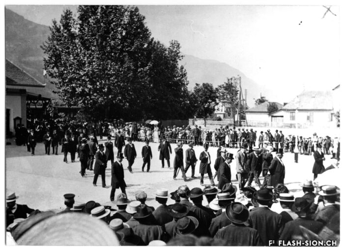 Fête d’inauguration du tunnel du Simplon, gare de Sion, 30 mai 1906, provenance Mme André de Preux, reproduction Archives de la Ville de Sion