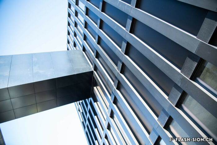 Passerelle reliant deux bâtiments du campus Energypolis à la rue de l’Industrie, 2020 © HES-SO Valais-Wallis