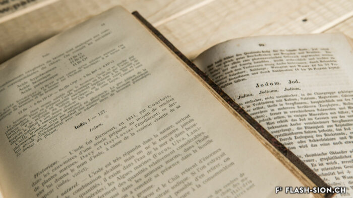 Extraits d’ouvrages de pharmacopée traitant des propriétés de l’iode, 1847 et 1910, Archives de la Ville de Sion, fonds Pharmacie Zimmermann © Archives de la Ville de Sion, Pentamedia