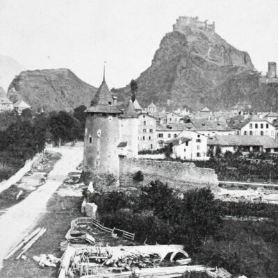 Vue de l’ouest sur la tour des sorciers avec la démolition d’une partie du rempart, A. Braun, vers 1860, provenance Yves Biselx, reproduction Archives de la Ville de Sion