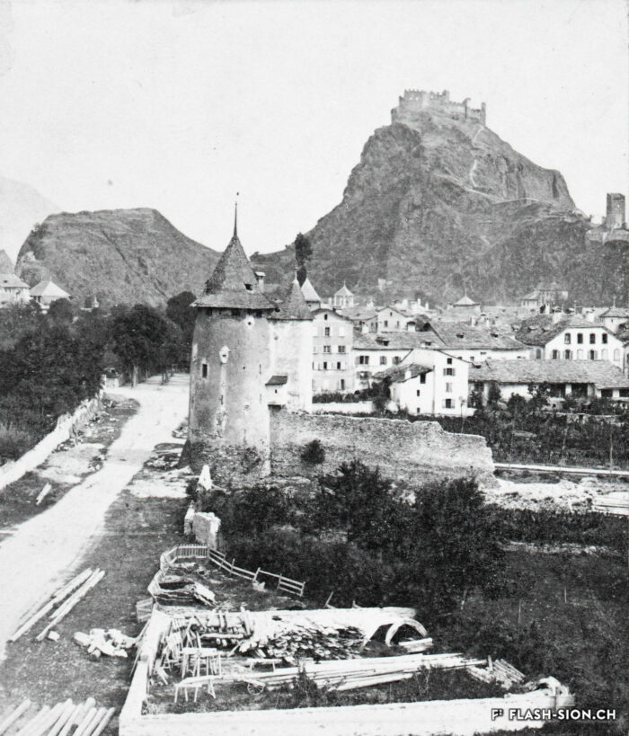 Vue de l’ouest sur la tour des sorciers avec la démolition d’une partie du rempart, A. Braun, vers 1860, provenance Yves Biselx, reproduction Archives de la Ville de Sion