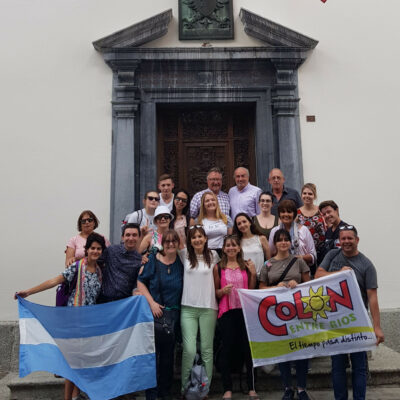 Groupe d’Argentins lors d’un voyage organisé par le Centre d’étude Valais-Argentine basé à Colón, devant l’Hôtel de Ville de Sion, 12.07.2019 © Association Valais-Argentine