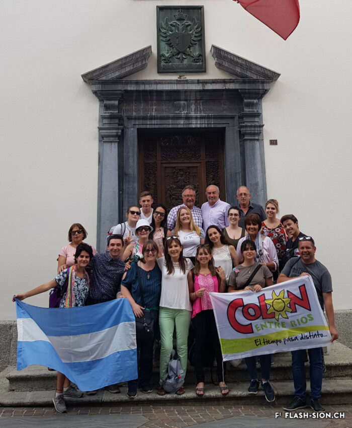 Groupe d’Argentins lors d’un voyage organisé par le Centre d’étude Valais-Argentine basé à Colón, devant l’Hôtel de Ville de Sion, 12.07.2019 © Association Valais-Argentine