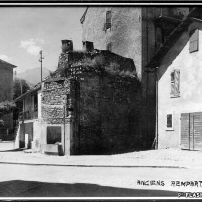 Ancienne forge Amacker et écurie Anzévui à la Porte-Neuve avec une portion de l’ancien rempart, 1932, Archives de la Ville de Sion