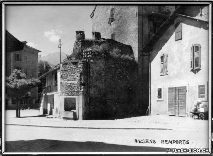 Ancienne forge Amacker et écurie Anzévui à la Porte-Neuve avec une portion de l’ancien rempart, 1932, Archives de la Ville de Sion