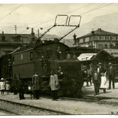 Train à quai avec personnel et voyageurs, vers 1900-1920, Archives de la Ville de Sion, don J. Grasso