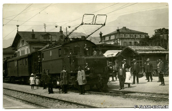 Train à quai avec personnel et voyageurs, vers 1900-1920, Archives de la Ville de Sion, don J. Grasso