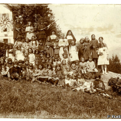 Colonie de vacances des Mayens-de-Sion, enfants et religieuses prenant la pose devant l’hôtel Beau-Séjour, été 1920, Archives de la Ville de Sion