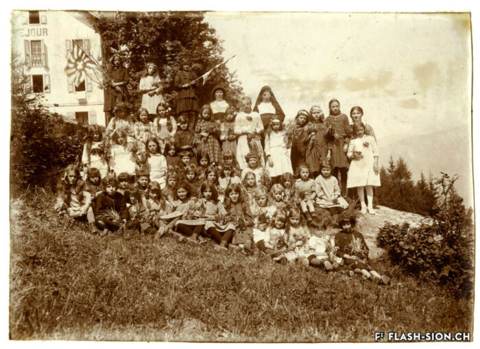 Colonie de vacances des Mayens-de-Sion, enfants et religieuses prenant la pose devant l’hôtel Beau-Séjour, été 1920, Archives de la Ville de Sion