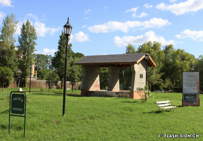 La fontaine-lavoir de Colón, identique à celle qui se trouve sur la place du Scex à Sion, symbolise le jumelage entre les deux villes, s.d. © Association Valais-Argentine