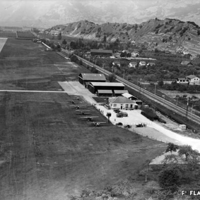 Infrastructures de l’Aérodrome de Sion avec le Café-Restaurant de l’Aéroport construit pour l’inauguration de l’aérodrome, 1951 © Alphonse Kammacher, Aéroport de la Blécherette, Médiathèque Valais - Martigny