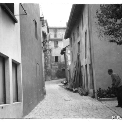 Ruelle Garbaccio, avec la tour des remparts au fond de la rue, 1955, Archives de la Ville de Sion