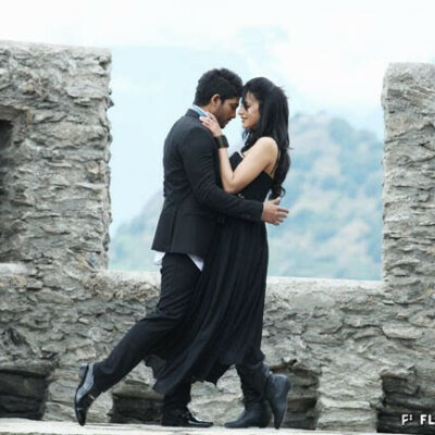 Un jeune couple danse vers le château de Tourbillon pour une scène de rêverie du film Race Gurram, juillet 2013 © LDD