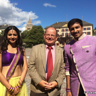 Hervé Fournier en compagnie des acteurs Rakul Preet Singh et Gopichand à la Place de la Planta lors du tournage du film Loukyam, 2014 © Hervé Fournier