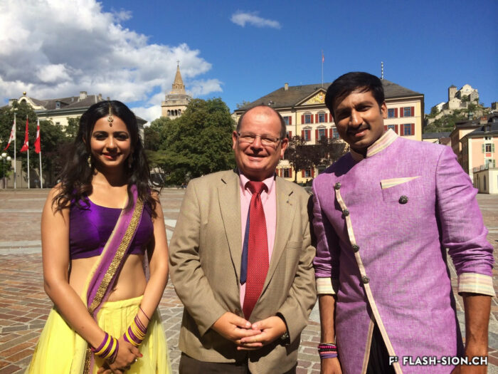 Hervé Fournier en compagnie des acteurs Rakul Preet Singh et Gopichand à la Place de la Planta lors du tournage du film Loukyam, 2014 © Hervé Fournier