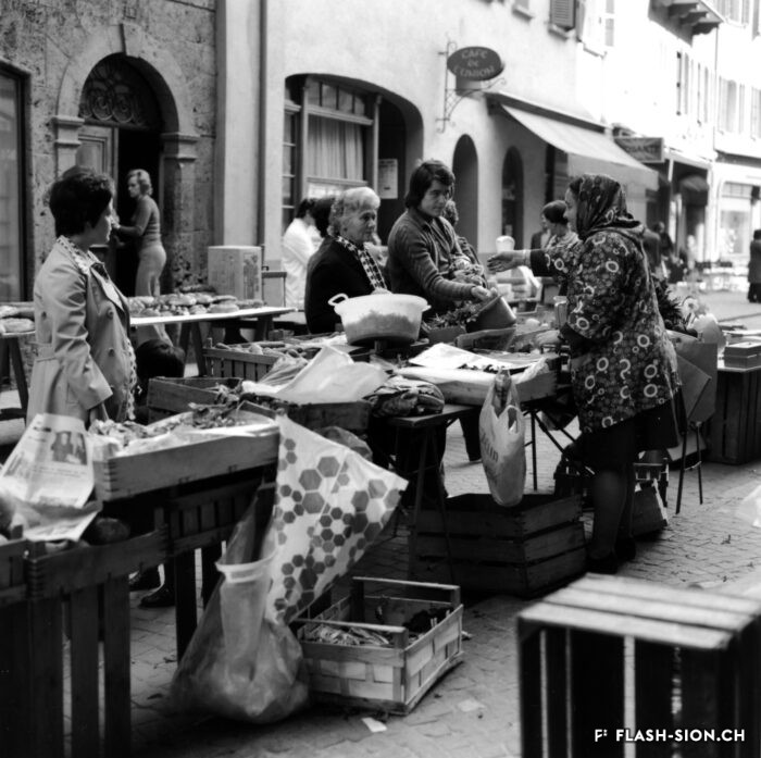 Marché à la rue de Conthey, vers 1975 © Heinz Preisig, Archives de la Ville de Sion