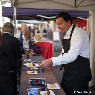 Le président Philippe Varone lors de l’opération « Maire aux fourneaux » au marché de la vieille ville, 2017 © Claude Coeudevez, Archives de la Ville de Sion