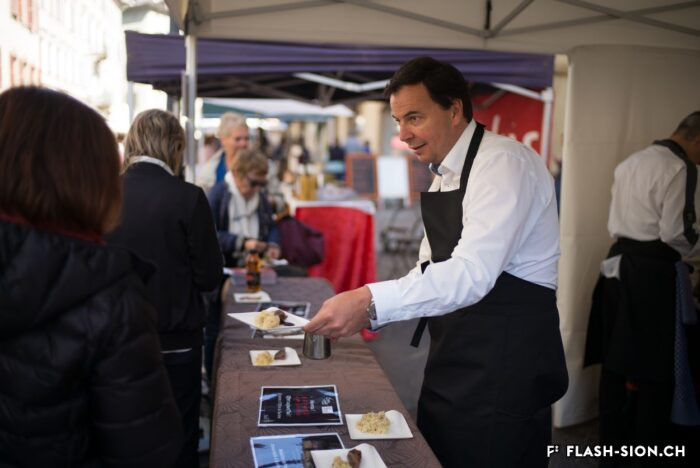 Le président Philippe Varone lors de l’opération « Maire aux fourneaux » au marché de la vieille ville, 2017 © Claude Coeudevez, Archives de la Ville de Sion