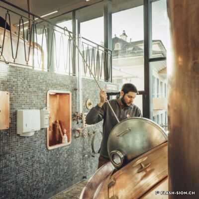 Un employé dans la salle des cuves de brassage, s.d. © Feldschlösschen Getränke AG