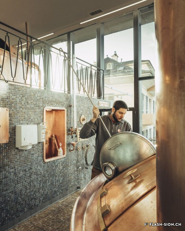 Un employé dans la salle des cuves de brassage, s.d. © Feldschlösschen Getränke AG