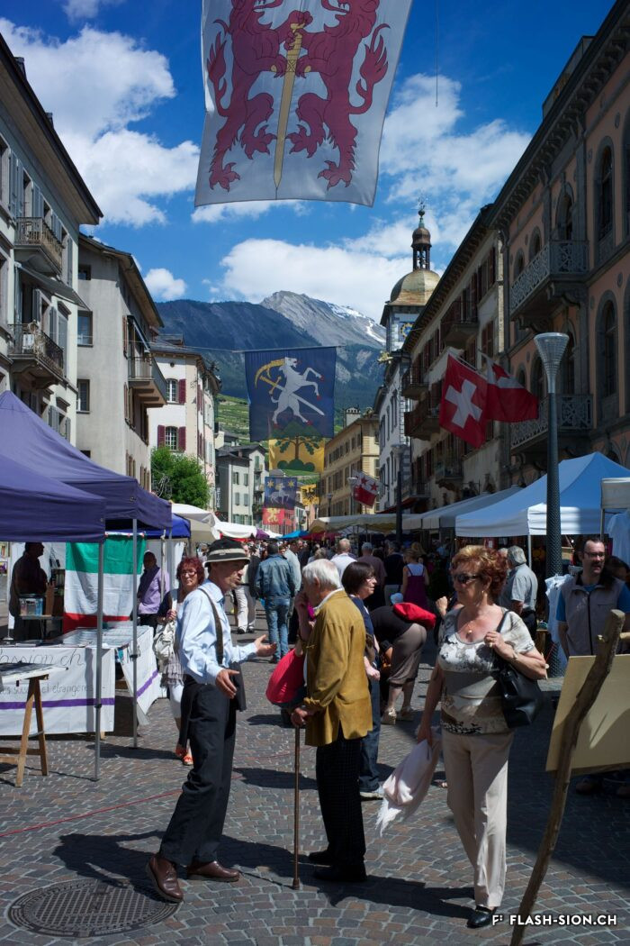Rue du Grand-Pont, marché de la vieille ville, 2012 © Claude Coeudevez, Archives de la Ville de Sion