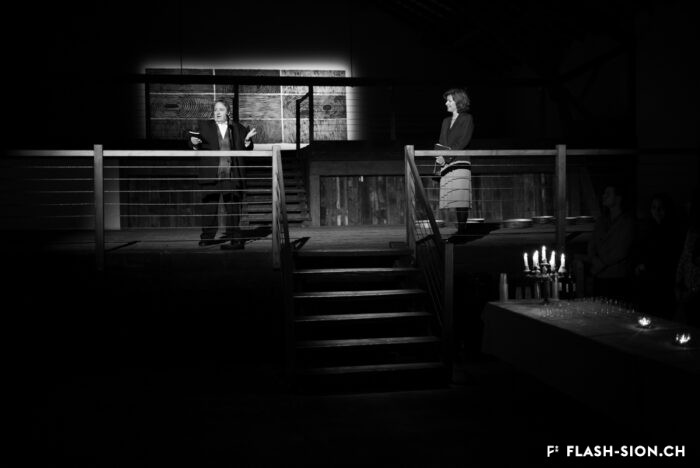 Vernissage de l’exposition Jaume Amigo à la Ferme-Asile, avec Marcel Maurer, ancien président de la Ville et Isabelle Pannatier, ancienne directrice de la Ferme-Asile, 2016 © Claude Coeudevez, Archives de la Ville de Sion