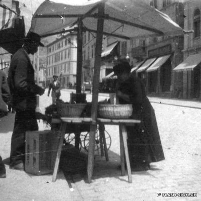 Scène de marché à la rue du Grand-Pont, vers 1900, Archives de la Ville de Sion