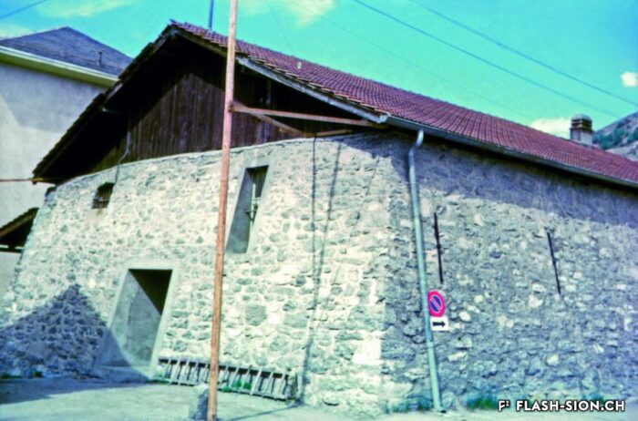 Bâtiment du premier réservoir d’eau potable à Platta, achevé en 1895 par la société Marius Dumont et Cie, vers 1955, Oiken
