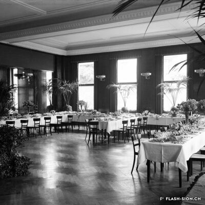 Grande salle de l’Hôtel de la Planta en 1932, lieu de l’exposition culinaire 1935, le propriétaire de l’hôtel remporte le « 1er rang avec mention spéciale du jury » © Raymond Schmid, Bourgeoisie de Sion, Médiathèque Valais – Martigny