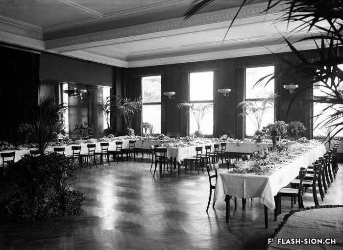 Grande salle de l’Hôtel de la Planta en 1932, lieu de l’exposition culinaire 1935, le propriétaire de l’hôtel remporte le « 1er rang avec mention spéciale du jury » © Raymond Schmid, Bourgeoisie de Sion, Médiathèque Valais – Martigny