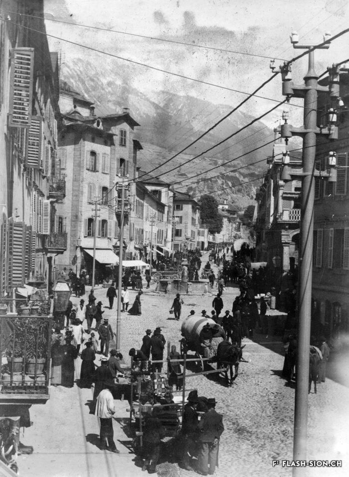 Jour de marché au Grand-Pont, en 1897, Archives de la Ville de Sion
