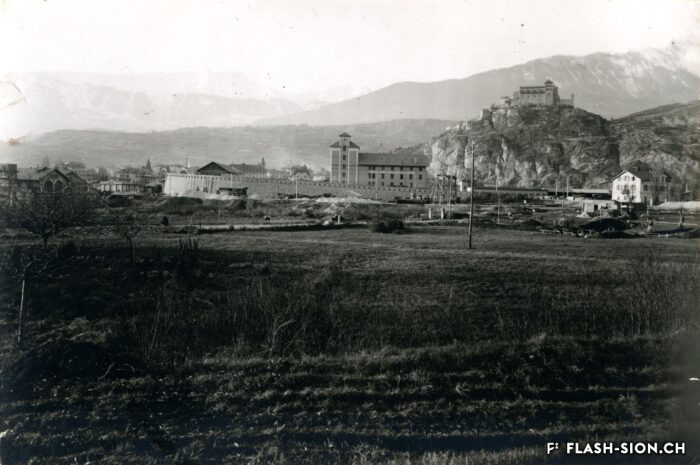 Le Moulin de Sion suite à la construction des nouveaux silos, vers 1930, Archives de la Ville de Sion