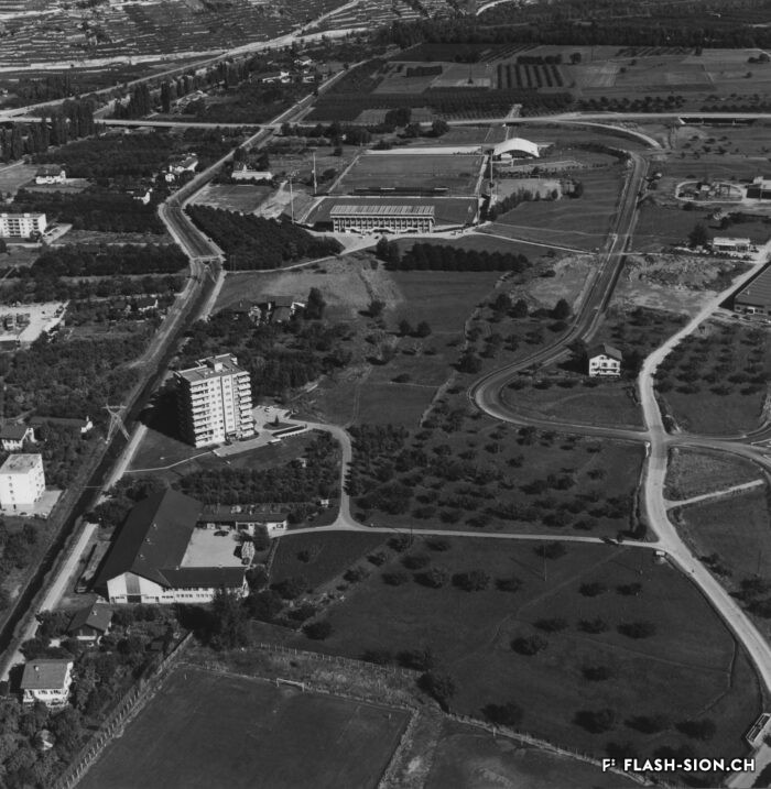 La ferme de l’Hôpital-Asile avant la construction de l’autoroute, 1980 © Heinz Preisig, Archives de la Ville de Sion