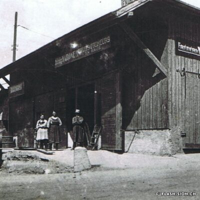 Producteurs et marchands de fruits s’installent près de la gare. Dépôts de Frédéric Varone & Cie S.A., vers 1900-1910, Archives de la Ville de Sion