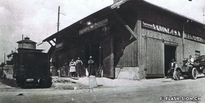 Producteurs et marchands de fruits s’installent près de la gare. Dépôts de Frédéric Varone & Cie S.A., vers 1900-1910, Archives de la Ville de Sion