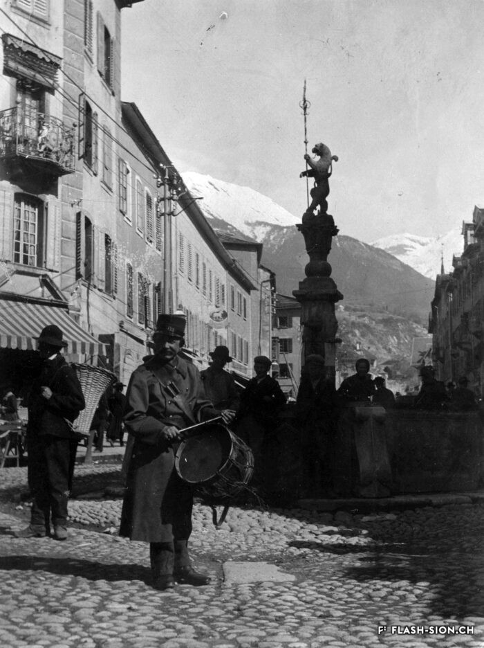 Le « tambour municipal », Ferdinand Simmelmeyer, annonçant l’ouverture du marché, vers 1900, Archives de la Ville de Sion