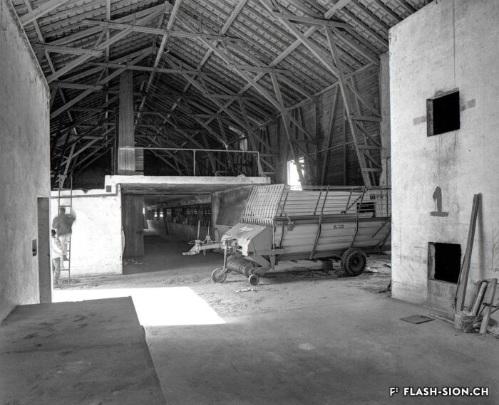 La ferme de l’Hôpital-Asile avant les travaux d’aménagement, vue intérieure depuis le bar actuel, mars 1994 © Robert Hofer