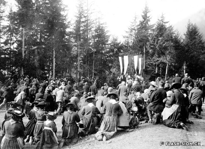 Bénédiction et messe d’inauguration des eaux des sources de la « Fille », Planeige, 1901 © Alfred de Werra, Médiathèque Valais – Martigny