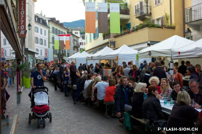 Fête du Goût à la rue du Rhône, 2013 © Claude Coeudevez, Archives de la Ville de Sion