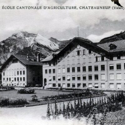 En 1923, l’Ecole cantonale d'agriculture de Châteauneuf d’Alphonse de Kalbermatten remplace l’école d’Ecône (1892-1922), Julien Frères éditeurs-photographes, vers 1925-1930, Archives de la Ville de Sion