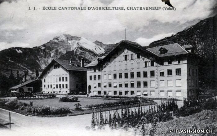 En 1923, l’Ecole cantonale d'agriculture de Châteauneuf d’Alphonse de Kalbermatten remplace l’école d’Ecône (1892-1922), Julien Frères éditeurs-photographes, vers 1925-1930, Archives de la Ville de Sion