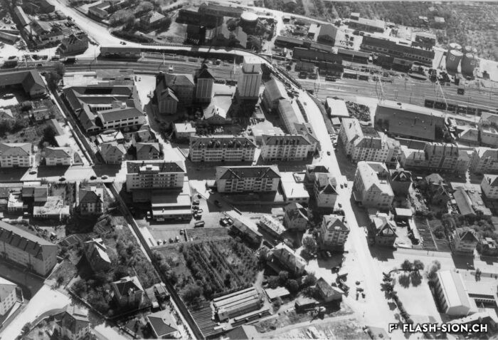 Vue aérienne du quartier de Sainte-Marguerite avec le Moulin de Sion, 1960 © G. Métrailler-Borlat, Archives de la Ville de Sion