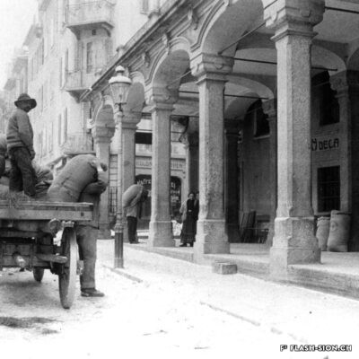 Le moulin et la grenette, marché couvert pour les céréales et autres denrées alimentaires, construite par Emile Vuilloud architecte entre 1866 et 1869, vers 1920, Archives de la Ville de Sion