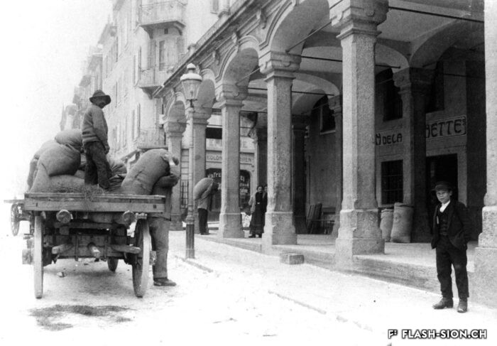 Le moulin et la grenette, marché couvert pour les céréales et autres denrées alimentaires, construite par Emile Vuilloud architecte entre 1866 et 1869, vers 1920, Archives de la Ville de Sion