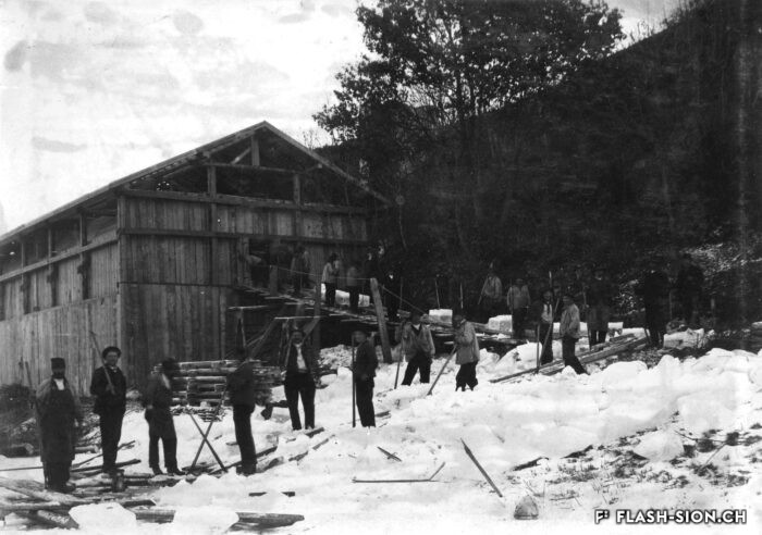 Coupe de la glace et entreposage dans la glacière du lac de Montorge, 1898, Archives de la Ville de Sion