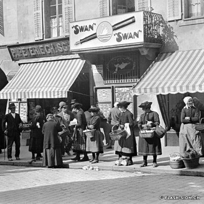 Paysannes vendant leurs marchandises au marché du Grand-Pont, vers 1933 environ © Raymond Schmid, Bourgeoisie de Sion, Médiathèque Valais – Martigny