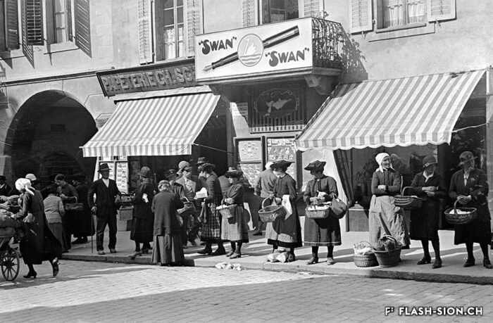 Paysannes vendant leurs marchandises au marché du Grand-Pont, vers 1933 environ © Raymond Schmid, Bourgeoisie de Sion, Médiathèque Valais – Martigny